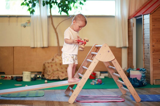 Pikler -Dreieck oder wie man zusammen die körperliche Fähigkeit und Fantasie eines Kindes entwickelt - tägliche Magazine