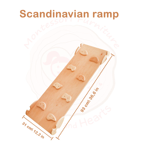 Skandinavische Kletterrutsche mit Felsen in natürlicher Holzfarbe