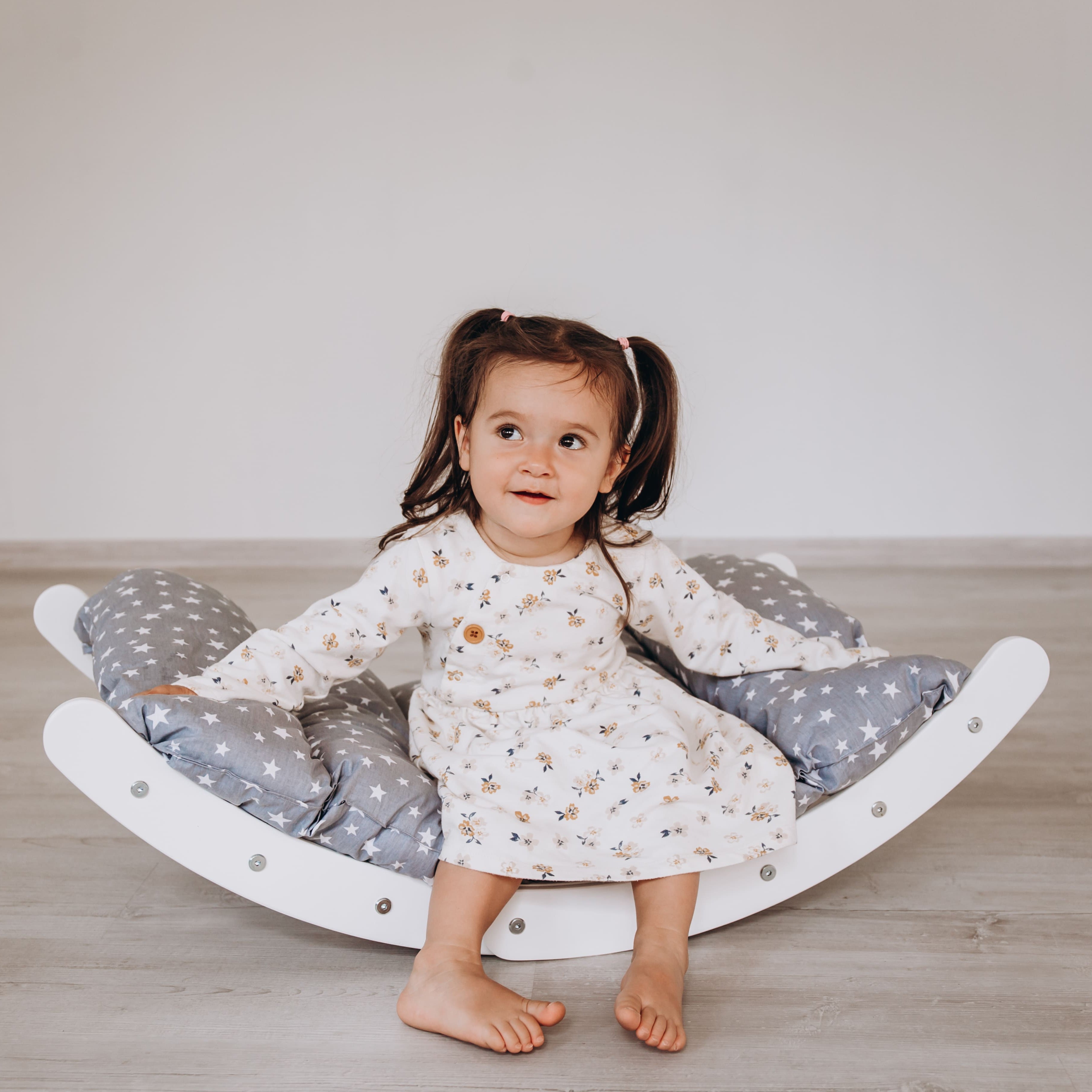 バランスボード、三角形、アーチ、スロープを備えた子供用クライミングセット