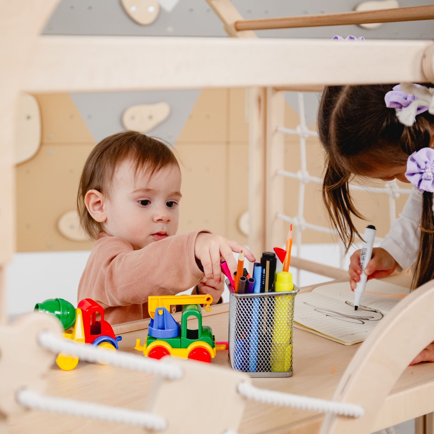 木製のクライミングプレイハウス