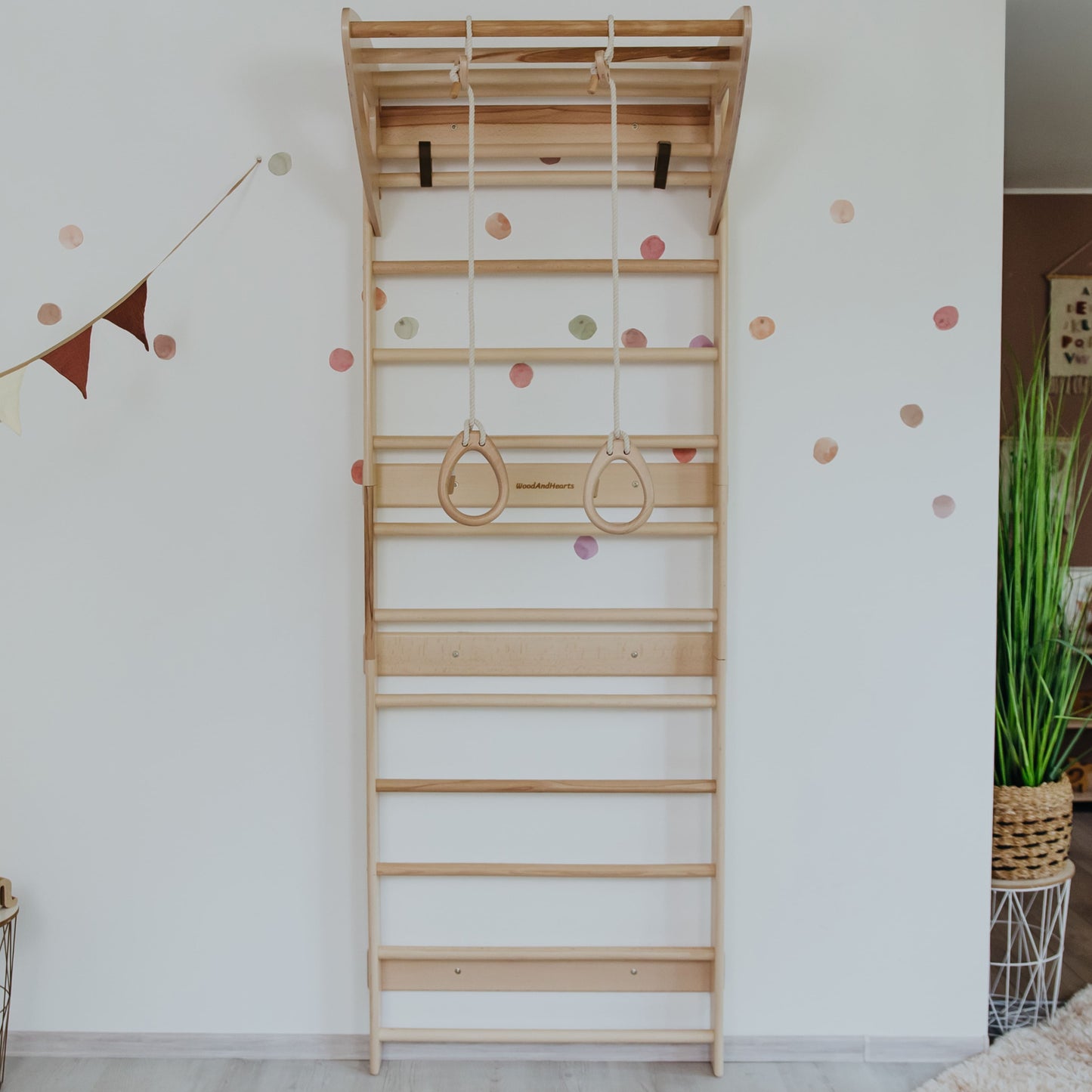 スカンジナビアン木製色のクライミングスロープ