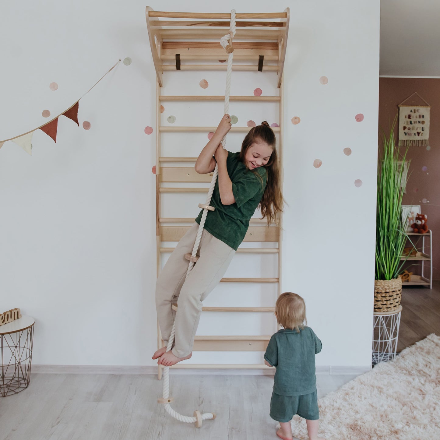 スカンジナビアン木製色のクライミングスロープ