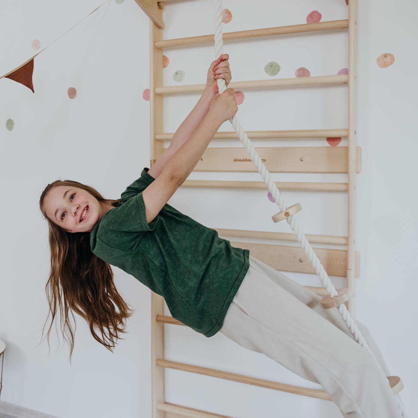 スカンジナビアン木製色のクライミングスロープ