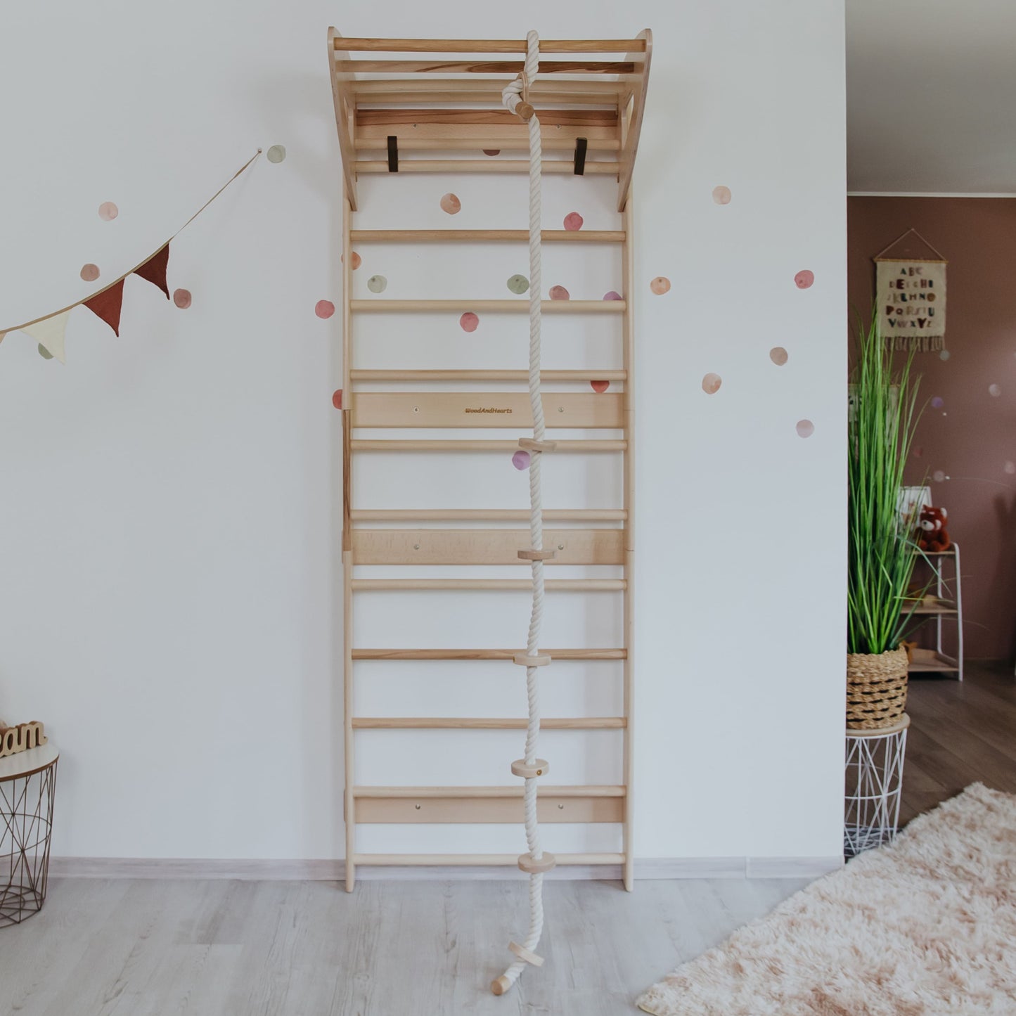 スカンジナビアン木製色のクライミングスロープ