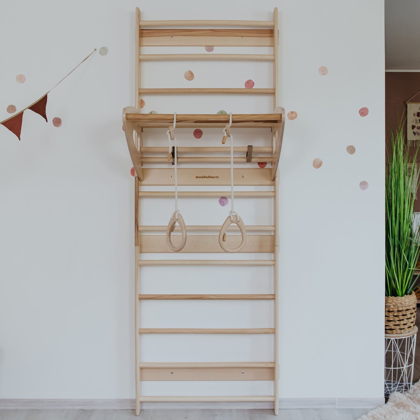 スカンジナビアン木製色のクライミングスロープ