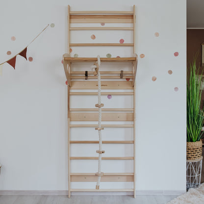 スカンジナビアン木製色のクライミングスロープ