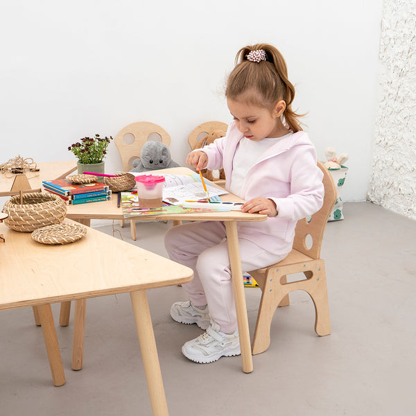 Montessori Play Desk und Kleinkindstuhl
