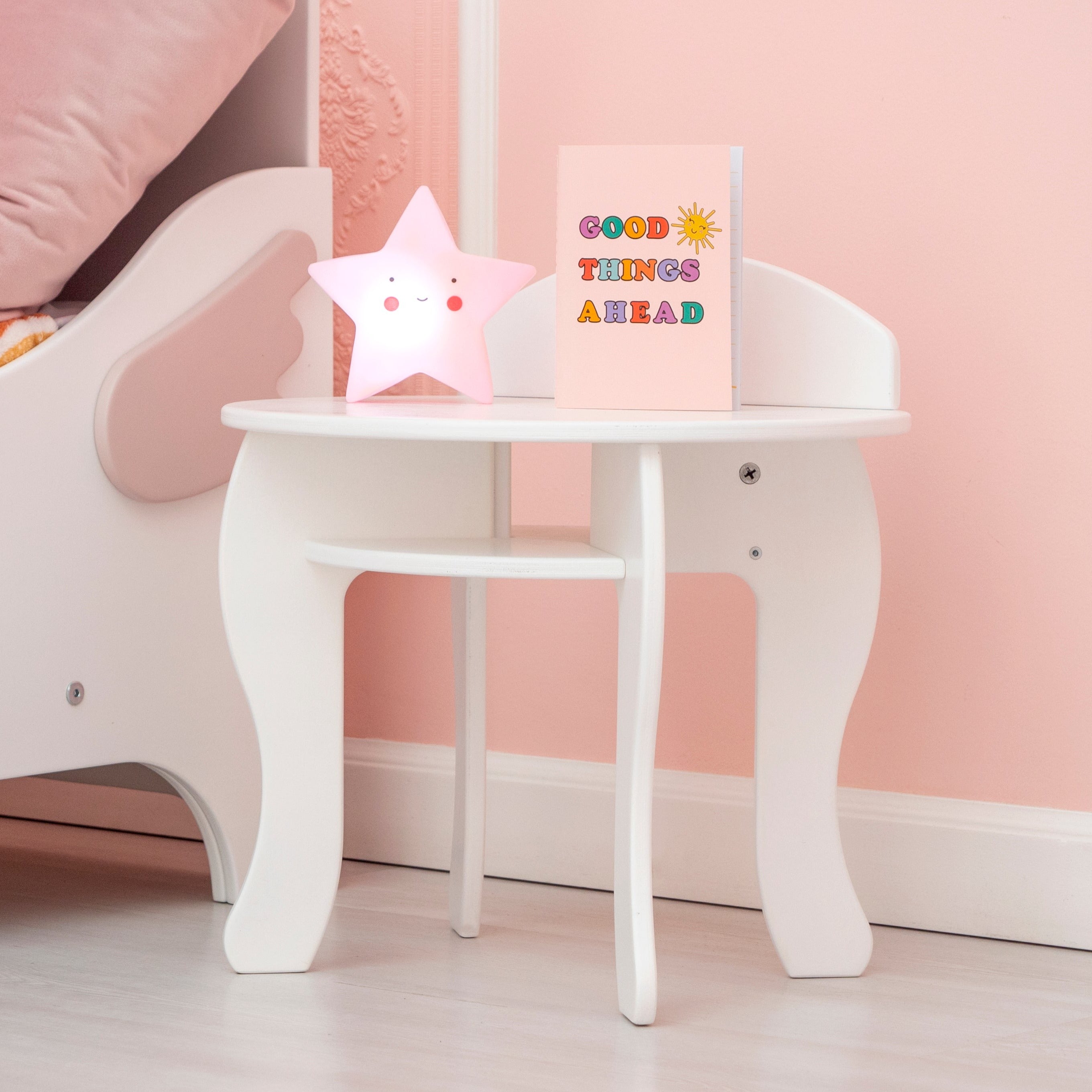 白とピンクの色の女の子の赤ちゃん用のベッドサイドテーブルとナイトスタンド「エンジェル」