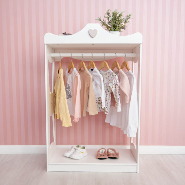Offene Mädchengarderobe mit Kleidungsständern in Weiß + rosa Farbe