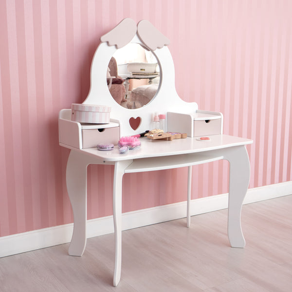 女の赤ちゃんの化粧台、WoodAndHeartsのよる子供部屋用装飾家具