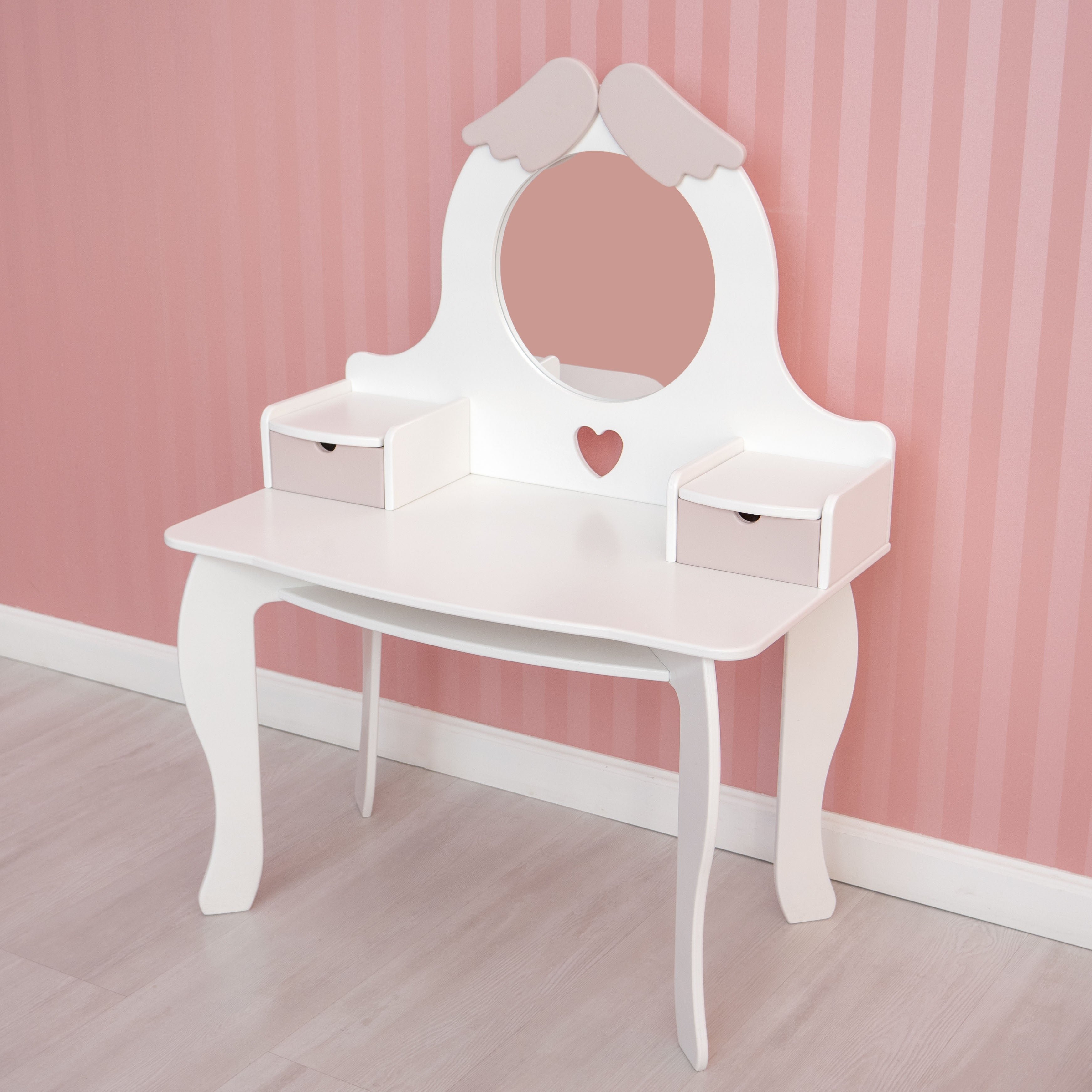 女の赤ちゃんの化粧台、WoodAndHeartsのよる子供部屋用装飾家具