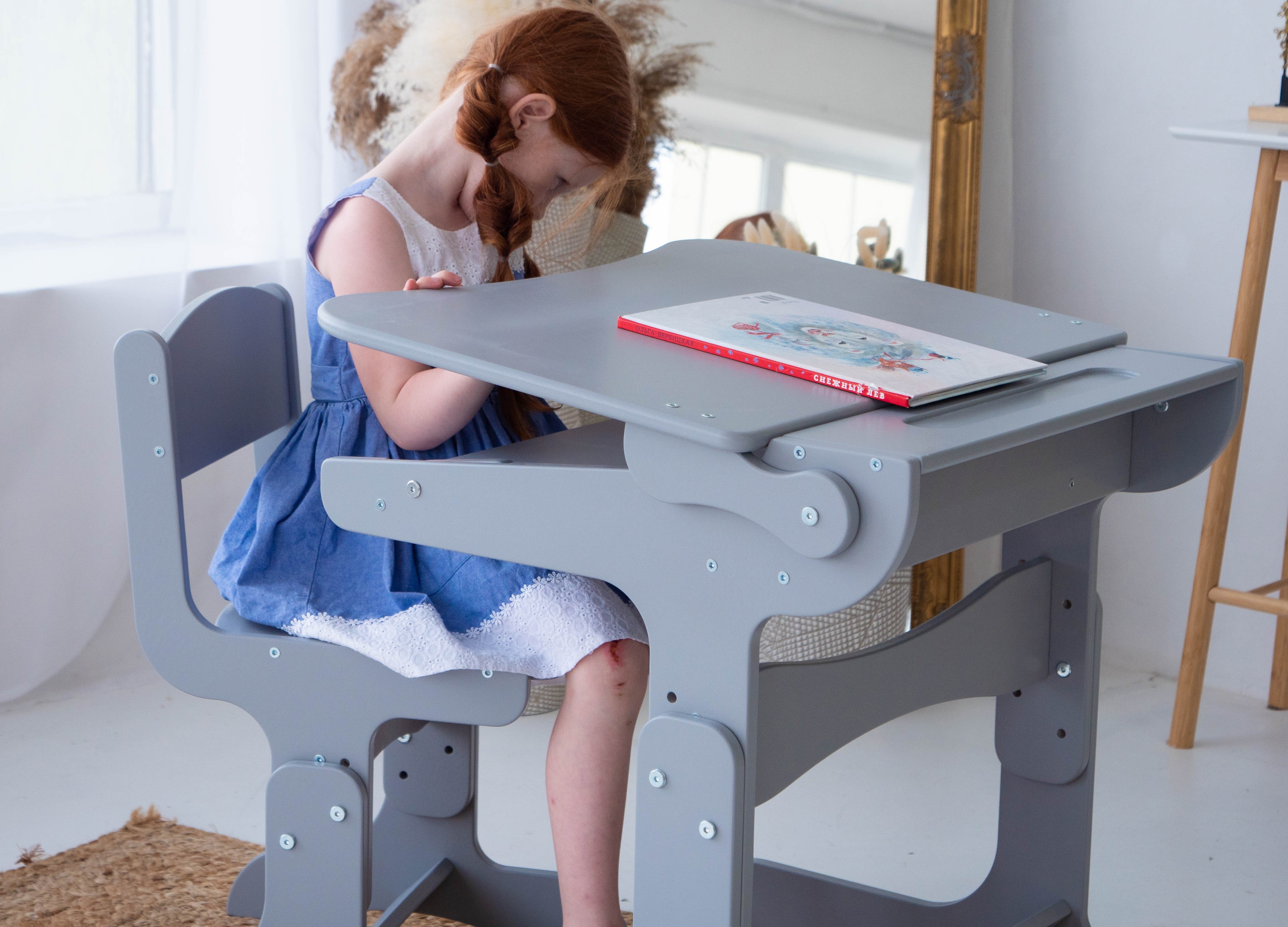 高さ調節可能な子供用ライティン机と椅子