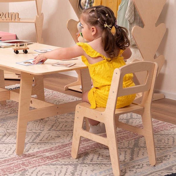 子供用の高さ調整可能な木製アームチェア