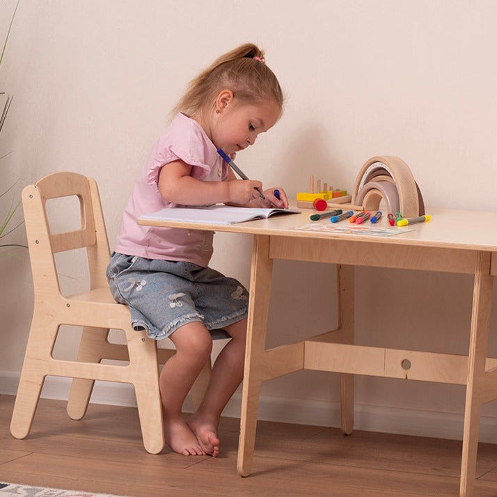 子供用の高さ調整可能な木製アームチェア