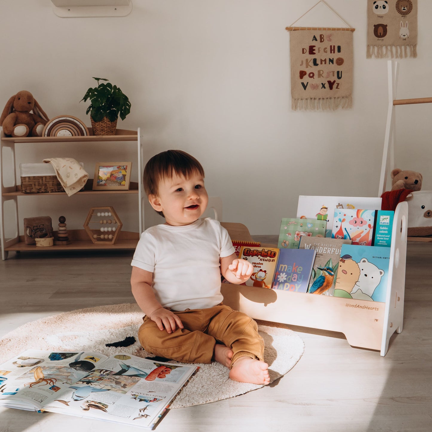 幼児の本の保管のための木製のモンテッソーリ棚