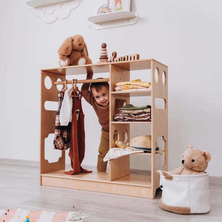 WoodAndHeartsの幼児部屋用のモンテッソーリクローゼット