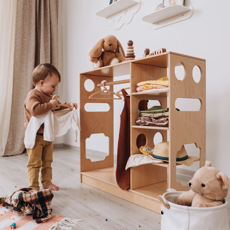 WoodAndHeartsの幼児部屋用のモンテッソーリクローゼット