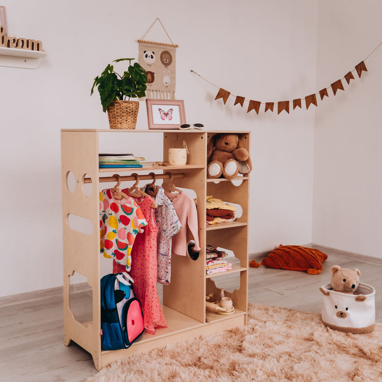 WoodAndHeartsの幼児部屋用のモンテッソーリクローゼット