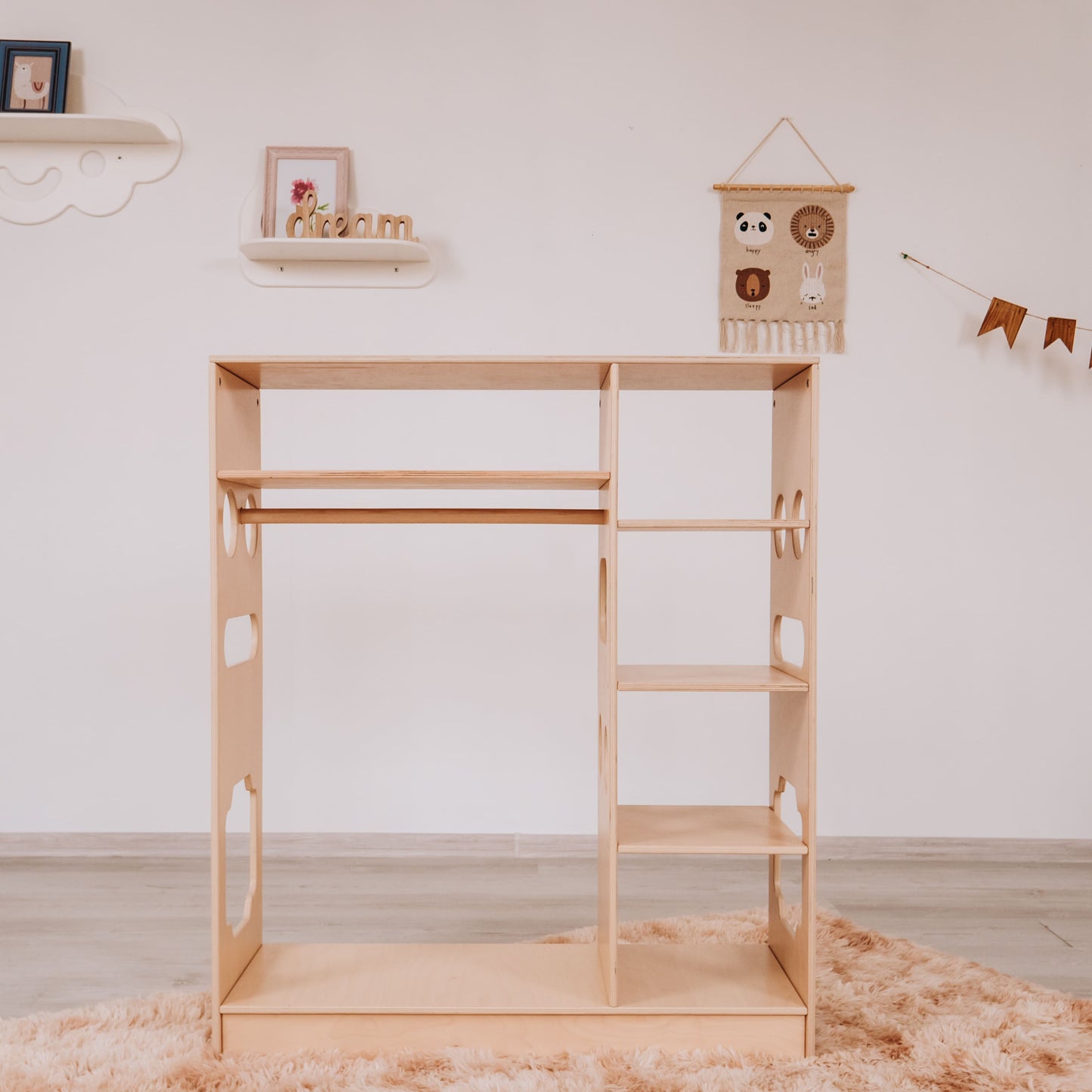 WoodAndHeartsの幼児部屋用のモンテッソーリクローゼット