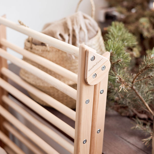 Montessori Scandinavian Set von zwei Holzartikeln: Kletterdreieck + Ramp, N.wood Farbe