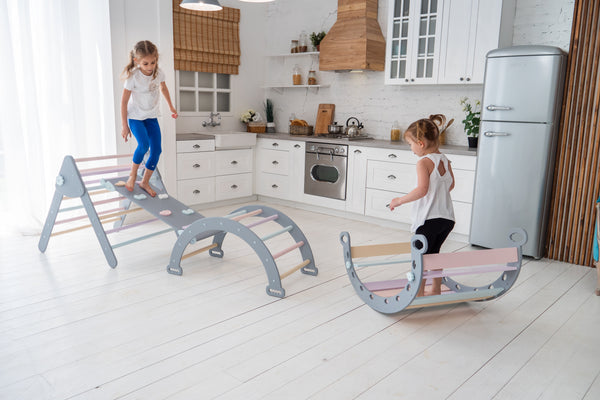 Kinderklettern mit Balance Board, Dreieck, Arch und Rampe