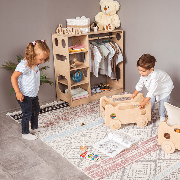 Montessori Closet für Kleinkindzimmer von Woodandhearts